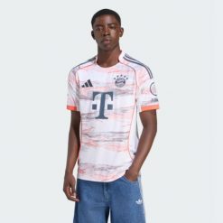 Koszulka piłkarska ADIDAS Bayern Monachium wyjazdowa sezon 25/26. Bluzki Adidas, m, bez wzorów, sportowe, bez kołnierzyka, bez ramiączek. Za 459.99 zł.