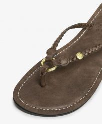 Superdry plecione klapki z ekoskóry – Fudge Brown. Brązowe klapki Superdry, bez wzorów, bez obcasa. Za 129.40 zł.