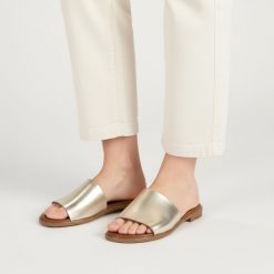 Klapki damskie Armodo, cholewka ze skóry naturalnej o prostej wsuwanej konstrukcji szeroki pasek stabilizujący stopę płaska podeszwa z lekkim profile. Żółte klapki Armodo, bez wzorów, ze skóry, bez obcasa, na płaskiej podeszwie. Za 269.00 zł.