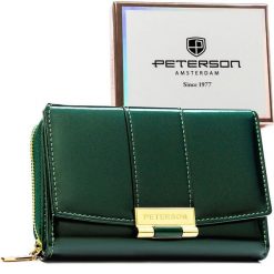 Poziomy portfel damski z lakierowanej skóry ekologicznej w zielonym kolorze, wyposażony w system RFID - Peterson. Zielone portfele Peterson, bez wzorów, ze skóry ekologicznej. Za 99.99 zł.
