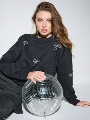 Bluza crewneck ze wzorem w kokardy - czarny. Czarne bluzy Sinsay, l, bez wzorów, bez kaptura. Za 49.99 zł.