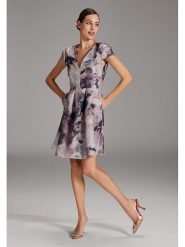 SWING Sukienka w kolorze jasnoróżowo-fioletowym rozmiar: 36. Różowe sukienki Swing, bez wzorów, bez kołnierzyka, bez ramiączek, mini. Za 239.99 zł.