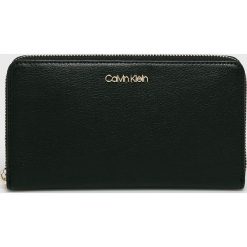 Calvin Klein - Portfel. Białe portfele Calvin Klein, bez wzorów, z materiału. W wyprzedaży za 199.90 zł.