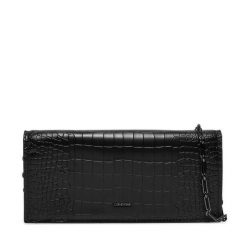 Torebka Calvin Klein. Czarne kopertówki Calvin Klein, bez wzorów, bez dodatków. Za 329.99 zł.