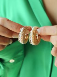 L'Atelier de Gaia Pozłacane kolczyki-kreole rozmiar: onesize. Żółte kolczyki L'Atelier de Gaia, z perłą, pozłacane. Za 69.99 zł.