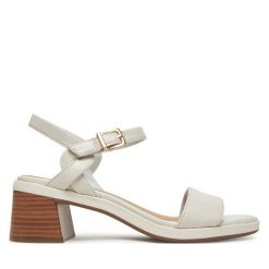 Sandały Clarks. Białe sandały Clarks, bez wzorów, bez obcasa, na słupku, bez zapięcia. Za 309.99 zł.