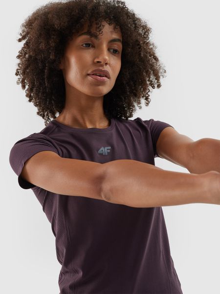 4F Koszulka do biegania regular damska - fioletowa XS/S. Fioletowe koszulki sportowe 4f, bez wzorów, z dzianiny, bez ramiączek, do biegania. W wyprzedaży za 49.99 zł.