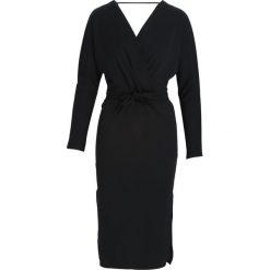 Czarna Sukienka Clement. Czarne sukienki Born2be, s, bez wzorów, eleganckie, bez kołnierzyka, bez ramiączek, midi, dopasowane. Za 79.99 zł.
