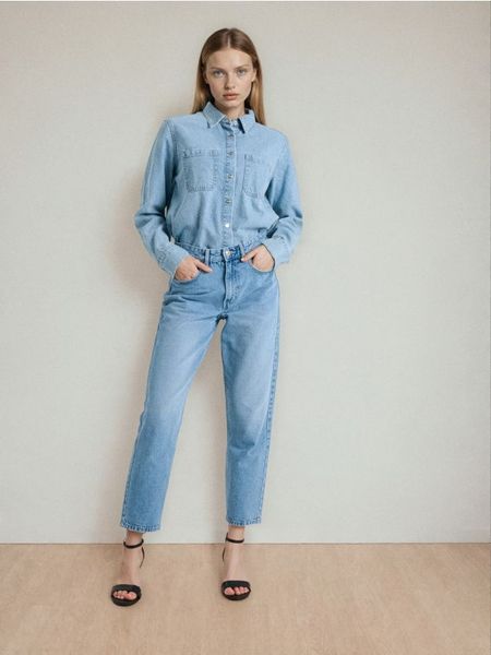 Klasyczne jeansy mom fit - niebieski. Niebieskie jeansy Sinsay, l, bez wzorów. Za 59.99 zł.