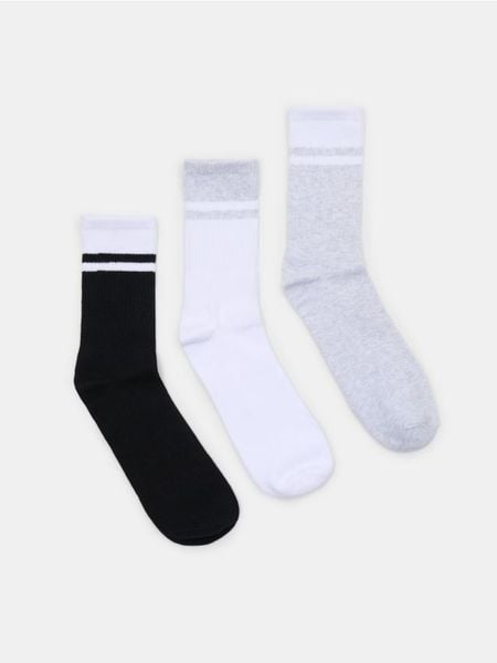 Długie prążkowane skarpety 3 pack - biały. Białe skarpety Sinsay, bez wzorów, prążkowane. W wyprzedaży za 7.99 zł.