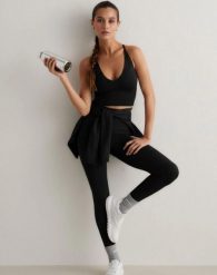 Damskie legginsy dłuższe, wysoki stan, invisible scrunch Shape Seamless czarne. Czarne legginsy AIM'N, m, bez wzorów, z dzianiny, z podwyższonym stanem, długie. Za 303.00 zł.