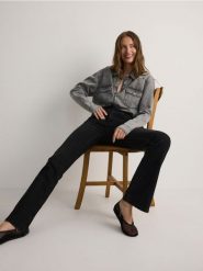 Jeansy flare high waist - czarny. Czarne jeansy Reserved, bez wzorów, z podwyższonym stanem. W wyprzedaży za 99.99 zł.