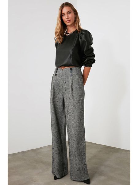 Trendyol Spodnie w kolorze czarno-białym rozmiar: 34. Białe spodnie materiałowe Trendyol, bez wzorów, z materiału, z podwyższonym stanem. Za 74.28 zł.