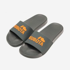 Klapki Kubota Basic z Pomarańczowym Logo. Brązowe klapki Kubota, bez wzorów, z materiału, bez obcasa. Za 69.99 zł.