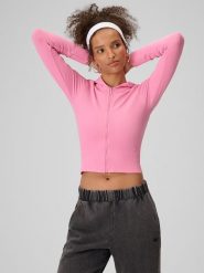 4F Bluza dresowa slim z kapturem damska - różowa M/L. Czerwone bluzy sportowe 4f, l, bez wzorów, z dresówki, z kapturem. Za 169.99 zł.