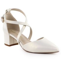Sandały damskie na słupku perłowe kremowe Sergio Leone SK-830. Białe sandały Sergio Leone, bez wzorów, ze skóry ekologicznej, bez obcasa, na słupku, bez zapięcia. Za 139.99 zł.