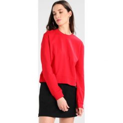Calvin Klein Jeans HARRISI TRUE ICON Bluza tango red/black. Czerwone bluzy sportowe Calvin Klein Jeans, l, z bawełny. Za 399.00 zł.