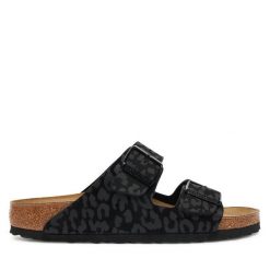 Klapki Birkenstock. Czarne klapki Birkenstock, bez wzorów, bez obcasa. Za 449.99 zł.
