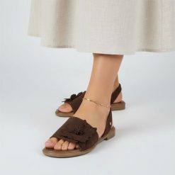 Sandały damskie Armodo, cholewka ze skóry naturalnej zamszowej odkryta konstrukcja z szerokim pasem ozdobnym motywem kwiatowym stabilna niska podeszw. Brązowe sandały Armodo, bez wzorów, ze skóry, eleganckie, bez obcasa, bez zapięcia. Za 329.00 zł.