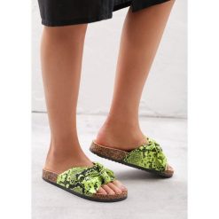 Zielone Klapki Performer. Zielone klapki Born2be, bez wzorów, ze skóry, bez obcasa, na płaskiej podeszwie. Za 39.99 zł.