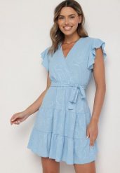 Jasnoniebieska Kopertowa Sukienka Ozdobiona Falbanami i Paskiem Liliessa. Niebieskie sukienki Born2be, na co dzień, s, bez wzorów, eleganckie, bez kołnierzyka, bez ramiączek, mini, kopertowe. Za 79.99 zł.