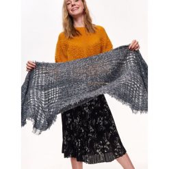 ŚREDNIEJ GRUBOŚCI SZALIK W KRATĘ. Szare szaliki TOP SECRET, w ażurowe wzory, z dzianiny, eleganckie. W wyprzedaży za 29.99 zł.