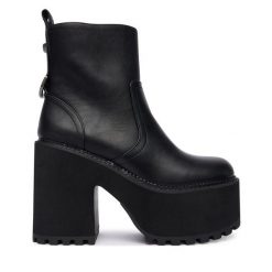 Botki Buffalo. Czarne botki Buffalo, bez wzorów, bez obcasa, na słupku, bez zapięcia. Za 569.99 zł.