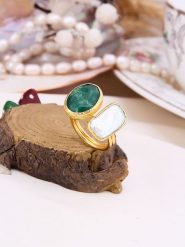 L'Atelier de Gaia Pozłacany pierścionek z perłą i agatem rozmiar: onesize. Białe pierścionki L'Atelier de Gaia, z agatem, pozłacane. Za 83.22 zł.