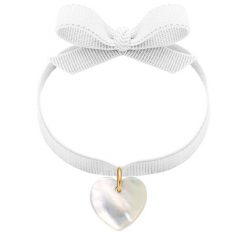 Bransoletka z sercem z masy perłowej na białej wstążce. Białe bransoletki Lilou, z perłą. Za 158.00 zł.