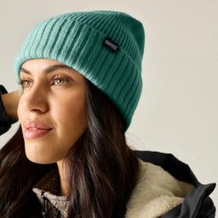Czapka zimowa damska REGATTA Ribbed Basic. Zielone czapki Regatta, bez wzorów, z materiału. Za 77.99 zł.