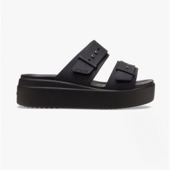 Klapki damskie sportowe na platformie Crocs BROOKLYN BUCKLE LOW. Czarne klapki Crocs, na lato, bez zapięcia. Za 179.00 zł.