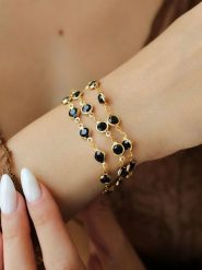 L'Atelier de Gaia Pozłacana bransoletka z elementami ozdobnymi rozmiar: onesize. Czarne bransoletki L'Atelier de Gaia, z kryształem, pozłacane. Za 91.99 zł.