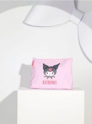 Kosmetyczka z nadrukiem Kuromi - fioletowy. Fioletowe kufry i kosmetyczki Sinsay, bez wzorów, z nadrukiem, bez dodatków. Za 25.99 zł.