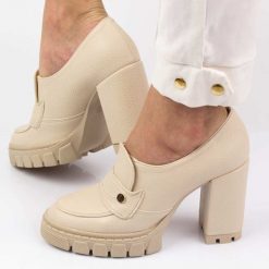 Beżowe groch Polskie mokasyny damskie na słupku, loafersy Deoni D207. Brązowe mokasyny Deoni, bez wzorów, ze skóry, bez obcasa. Za 299.00 zł.