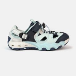 Sandały Frosty K V4 wodoodporne, regulowane, z antypoślizgową podeszwą. Niebieskie sandały Izas, bez wzorów, sportowe, bez obcasa, bez zapięcia. W wyprzedaży za 252.13 zł.