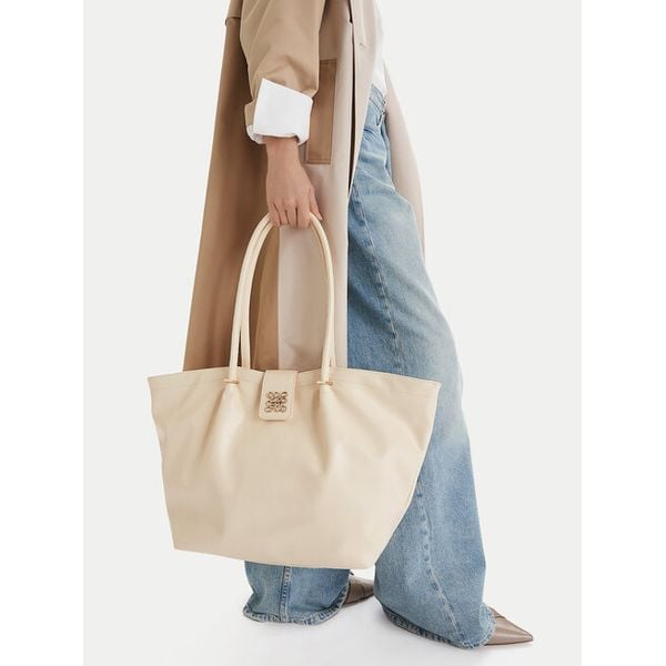 Torebka Nine West. Białe shopper Nine West, bez wzorów, bez dodatków. Za 269.99 zł.