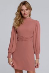 Elegancka sukienka z bufiastymi rękawami pudrowa trapezowa mini. Sukienki Sukienki.shop, s, bez wzorów, eleganckie, bez kołnierzyka, bez ramiączek, mini, trapezowe. Za 319.00 zł.
