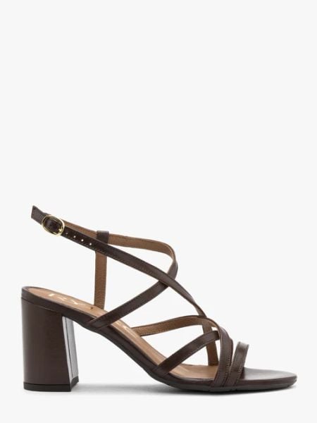 Czekoladowe sandały damskie na obcasie. Brązowe sandały Ryłko, bez wzorów, ze skóry, bez obcasa, na obcasie, bez zapięcia. Za 429.99 zł.