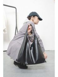 Christian Laurier Skórzana torebka "Azza" w kolorze czarnym - 42 x 43 x 14 cm rozmiar: onesize. Czarne torby na ramię Christian Laurier, bez wzorów, z materiału, na ramię, bez dodatków. Za 347.99 zł.