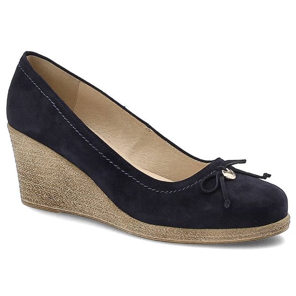 Granatowe Półbuty Gamis Damskie Czółenka Na Koturnie. Niebieskie czółenka Gamis, bez wzorów, z materiału, bez obcasa, na koturnie, bez zapięcia. Za 189.00 zł.