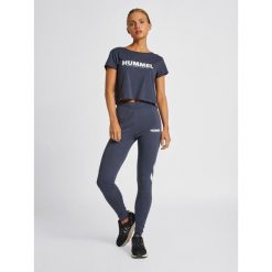 Damska koszulka crop top Hummel Legacy. Niebieskie koszulki sportowe Hummel, bez wzorów, bez ramiączek. Za 88.50 zł.