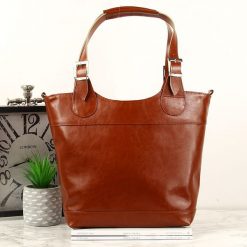 Torebka skórzana damska DAN-A T195B camel. Brązowe torebki klasyczne DAN-A, bez wzorów, ze skóry, bez dodatków. Za 399.99 zł.