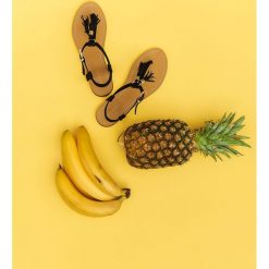 SANDAŁY DAMSKIE. Czarne sandały TOP SECRET, bez wzorów, bez obcasa, bez zapięcia. W wyprzedaży za 49.99 zł.