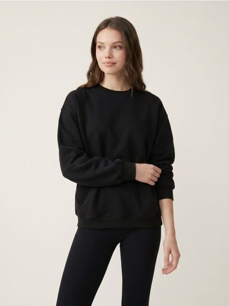 Bluza dresowa crewneck oversize - czarny. Czarne bluzy Sinsay, l, bez wzorów, z dresówki, bez kaptura. Za 39.99 zł.