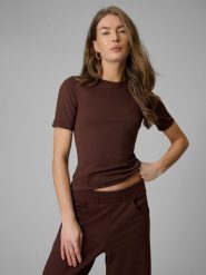 4F T-shirt slim gładki damski - brązowy M. Brązowe t-shirty 4f, m, bez wzorów, z materiału, bez kołnierzyka, bez ramiączek. Za 79.99 zł.