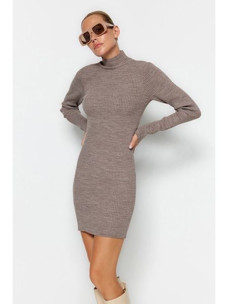 Trendyol Sukienka dzianinowa w kolorze brązowym rozmiar: S. Brązowe sukienki Trendyol, s, bez wzorów, z dzianiny, bez kołnierzyka, bez ramiączek, maxi. Za 60.88 zł.