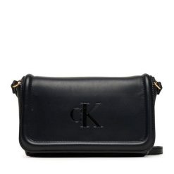 Torebka Calvin Klein. Czarne torebki klasyczne Calvin Klein, bez wzorów, bez dodatków. Za 349.99 zł.