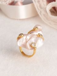 Pierres delicates Pozłacany pierścionek z masą perłową i cyrkoniami rozmiar: onesize. Białe pierścionki Pierres delicates, z cyrkonią, pozłacane. Za 43.99 zł.