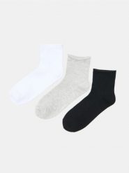 Prążkowane skarpetki z wiskozą 3 pack - wielobarwny. Skarpety Sinsay, bez wzorów, prążkowane. Za 12.99 zł.