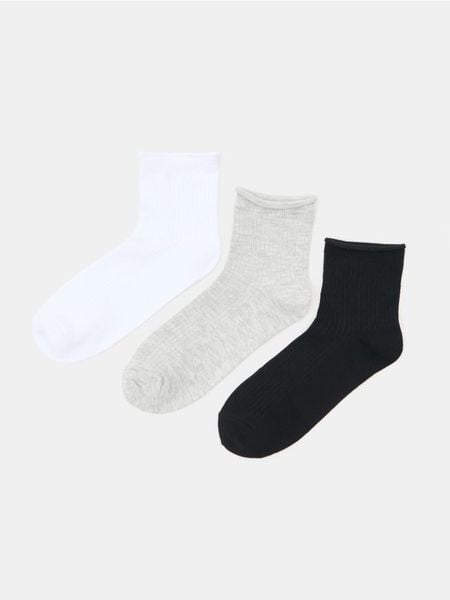 Prążkowane skarpetki z wiskozą 3 pack - wielobarwny. Skarpety Sinsay, bez wzorów, prążkowane. Za 12.99 zł.